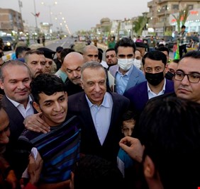 بالفيديو والصور .. الكاظمي يتجول في مدينة الصدر (وحمايته) مواطنو وأبناء المدينة ذاتها