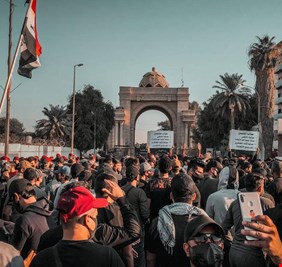 بعد أن فشلوا باقتحام المنطقة الخضراء .. المحتجون ينصبون خياماً أمامها