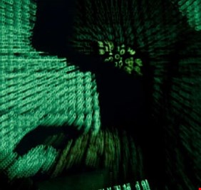 بلومبيرغ : هاكرز يخترقون نظام البريد الإلكتروني الخارجي للـ