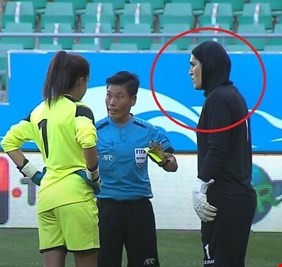 بالصور والفيديو .. حارس مرمى منتخب إيران للسيدات ( رجل ).. والأمير علي بن الحسين يطالب الإتحاد الآسيوي بالتحقق من جنسها ..