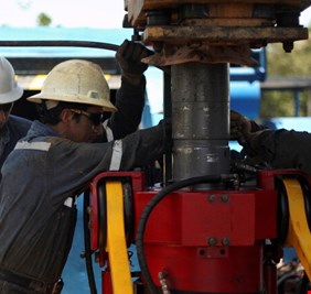 أسعار النفط تهبط وسط مخاوف من زيادة المعروض