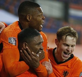 هولندا تتأهل إلى كأس العالم 