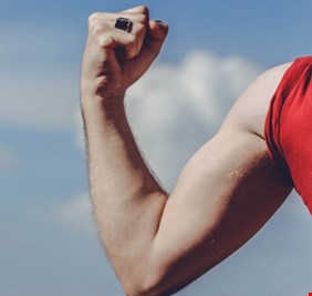 كيف تصبح أقوى دون تحريك عضلة واحدة؟.. خبير يكشف عن تقنية 