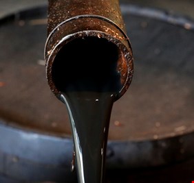 النفط يستقر بعد تقلبات شديدة