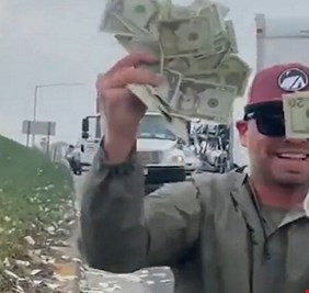 آلاف الدولارات تسقط من شاحنة وتتناثر موقفة الحركة على طريق كاليفورنيا