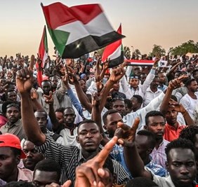 المتظاهرون السودانيون يرفضون الإتفاق بين البرهان وحمدوك ويطالبون بازاحة العسكر واقامة الدولة المدنية