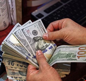 بعد قرار لبايدن.. الدولار يقفز إلى أعلى مستوى في عدة أشهر والذهب يهبط