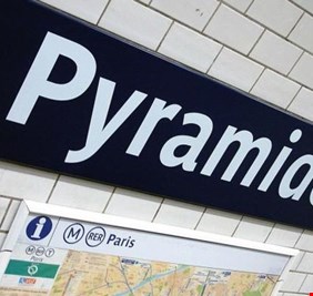 الإجابة عند نابليون.. لماذا تحمل محطة مترو بباريس اسم “الأهرامات”؟