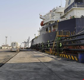 النقل تعلن استقبال ميناء خور الزبير (11) ناقلة نفط