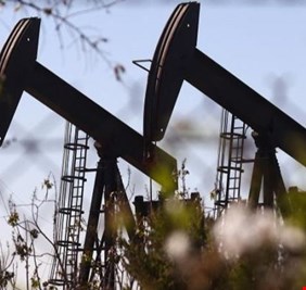 النفط يتراجع بفعل المخاوف من زيادة المعروض