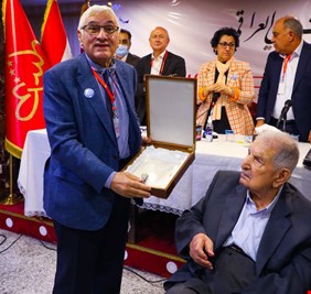 بالصور .. ساعة (الرفيق فهد) تثير العواطف في مؤتمر الحزب الشيوعي العراقي الحادي عشر.. كيف وصلت هذه الساعة لشيخ المناضلين كريم احمد؟