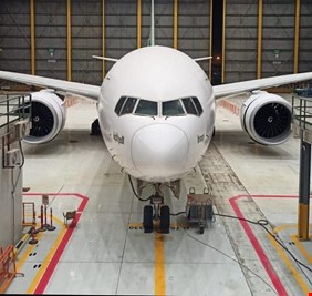 توديع أهم طائرة عراقية.. سترقد طويلاً وقد لا تعود!