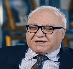 مستشار الكاظمي يكشف عن سعر برميل النفط في موازنة العام المقبل واحتمالية الاقتراض