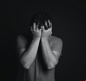 العلم يفسّر لماذا يجد البعض صعوبة في أن يكونوا سعداء!