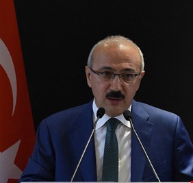 أردوغان يقبل استقالة وزير المالية التركي على خلفية انهيار الليرة ويعين خلفا له