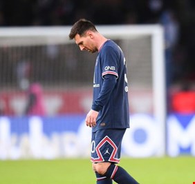 ميسي يشكو لسواريز معاناته مع سان جيرمان