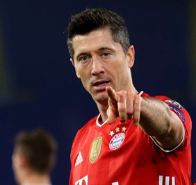 ليفاندوفسكي يفسر تصريحاته عن ميسي في بيان رسمي