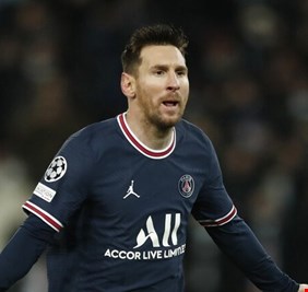 ميسي يتخطى بيليه ويعادل رقما قياسيا لرونالدو