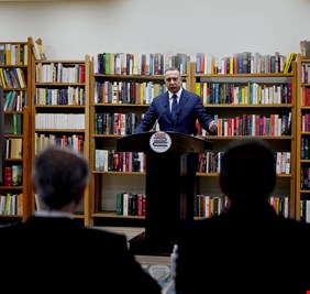 مصطفى الكاظمي يشيد بالراحل أحمد الچلبي: شخصية وطنية اسهمت في بناء العراق الجديد