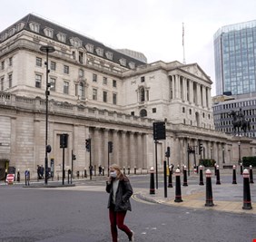 بنك إنجلترا يرفع أسعار الفائدة للحد من ارتفاع الأسعار