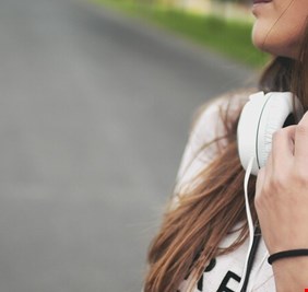 لماذا تدندن أغنية معينة في رأسك؟ .. العلم يشرح السبب