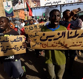 رغم استخدام الأمن السوداني قنابل الغاز.. المتظاهرون يصلون إلى قلب الخرطوم