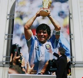 عرض ممتلكات للأسطورة الراحل مارادونا في مزاد افتراضي