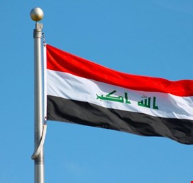 كاتب عراقي يفجر مفاجأة.. العلم العراقي الحالي مخالف للدستور ويجب تغييره