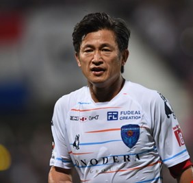 لاعب عمره  54 عاما يتلقى عروضا من 8 أندية