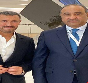 وزير الثقافة (يلتقط) صورة مع الفنان الكبير كاظم الساهر في دبي