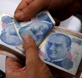 تركيا تتكبد 8 مليارات دولار لإنقاذ الليرة بعد انهيار غير مسبوق