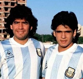 بعد 13 شهرا على وفاة مارادونا.. وفاة شقيقه الأصغر بذات الطريقة