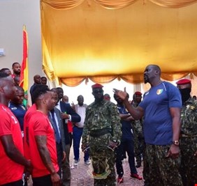 قبل كأس أمم إفريقيا.. الرئيس الغيني يتوعد لاعبي منتخب بلاده