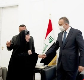 الكاظمي يوجه بتلبية طلبات أم لسبعة شهداء