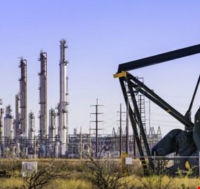 أسعار النفط تكسر حاجز 80  دولارا للبرميل