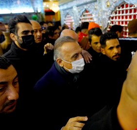 بالصور.. الكاظمي في حضرة الإمام علي فجر اليوم الجمعة