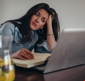أحياناً نشعر بالإرهاق حتى بعد إجازة طويلة.. لماذا نكره العودة للعمل بعد الإجازة؟
