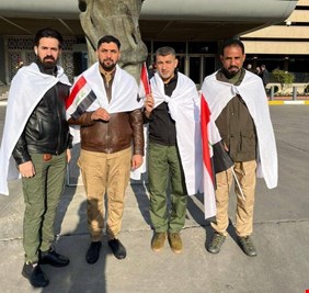 نواب التيار الصدري يصلون بالاكفان والزي العسكري الى مبنى البرلمان !!