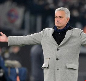 المباراة أعادت كابوساً عاشه قبل 7 سنوات.. مورينيو يفتح النار على لاعبي روما بعد السقوط أمام يوفنتوس