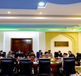 في محافظة النجف.. الكاظمي يجتمع بقادة الأجهزة الأمنية