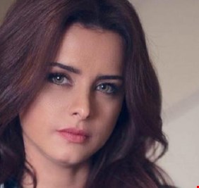 فنانة عربية تشكو زوجها بسبب 