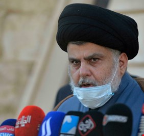 بالصور ..تظاهرات امام منزل الصدر.. هذا هدفها