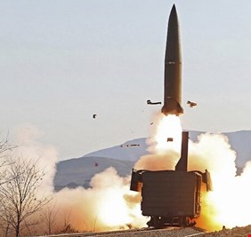 كوريا الشمالية تعلن إطلاق صاروخين من قطار في البحر الشرقي