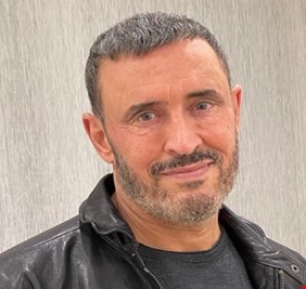 الفنان كاظم الساهر يوجه نصيحة لجمهوره في أول حفل له بعد وفاة شقيقه