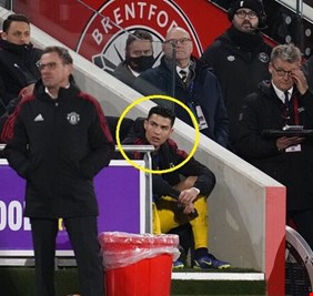 رونالدو يخرج غاضبا من مباراة برينتفورد