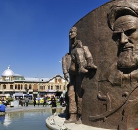 السلطات الإيرانية تعتقل شخصاً قام بتدمير تمثال الإمام الخميني قبل أيام من الذكرى الـ 43 لقيام الجمهورية الإسلامية