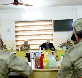 ( العراق اليوم) ينفرد بنشر صور جديدة لرئيس الوزراء  الكاظمي من خطوط التماس المباشرة مع الدواعش