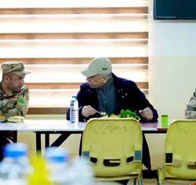 ميدانياً.. القائد العام للقوات المسلحة يتناول وجبة الغداء مع جنودنا البواسل في خط الصد بالحدود السورية
