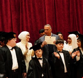 بالصور .. الكاظمي يمنح محاربي السرطان الصغار ارضاً لانشاء اكاديمية