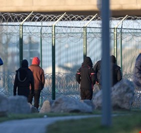 بريطانيا تعترف باعتماد سياسة سرية لمصادرة هواتف المهاجرين